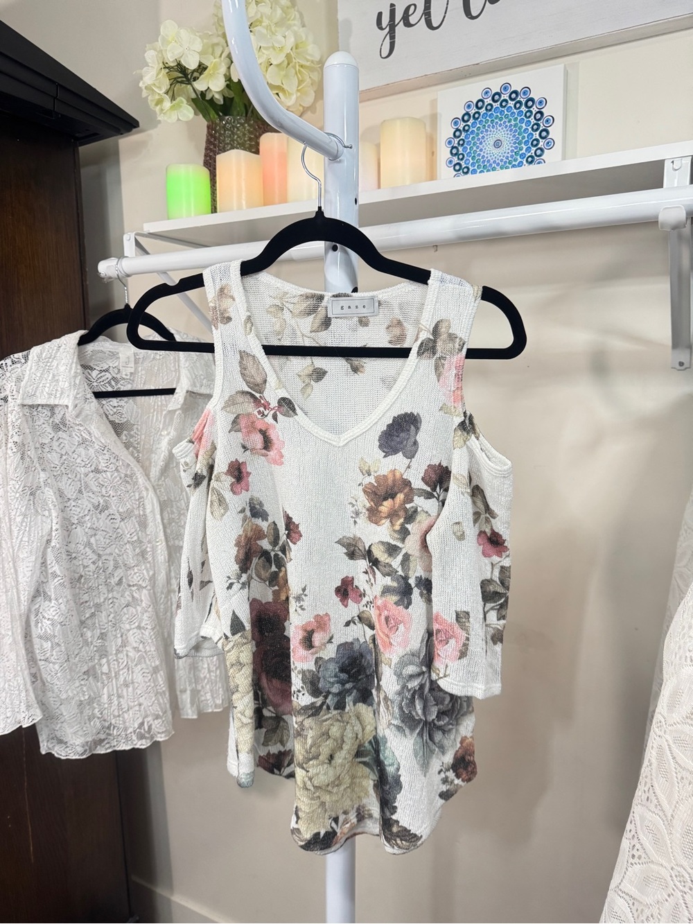 gaze White Floral Cold-Shoulder V-Neck Top - Picture 2 of 6
